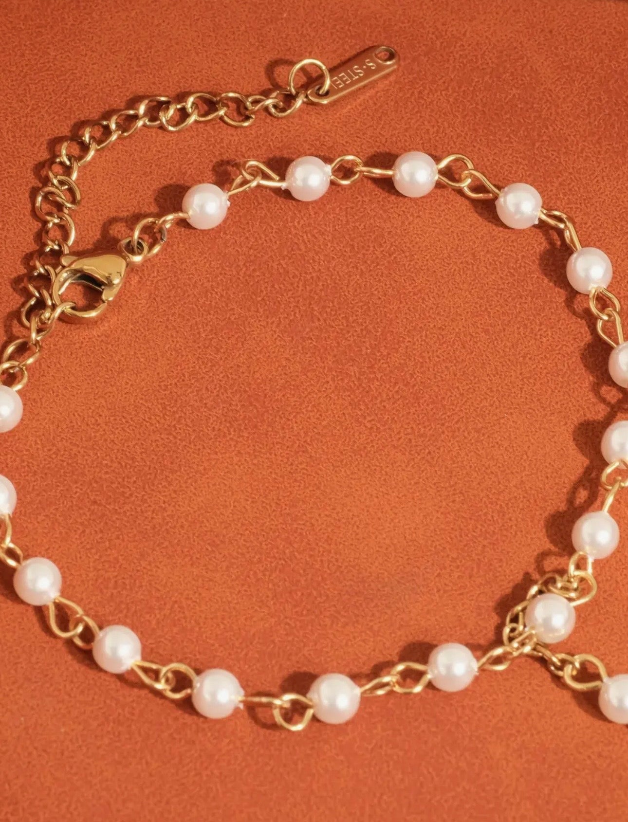 Lucia Pearl Hand Chain Bracelet 18K Non-Tarnish - Yellow Gold